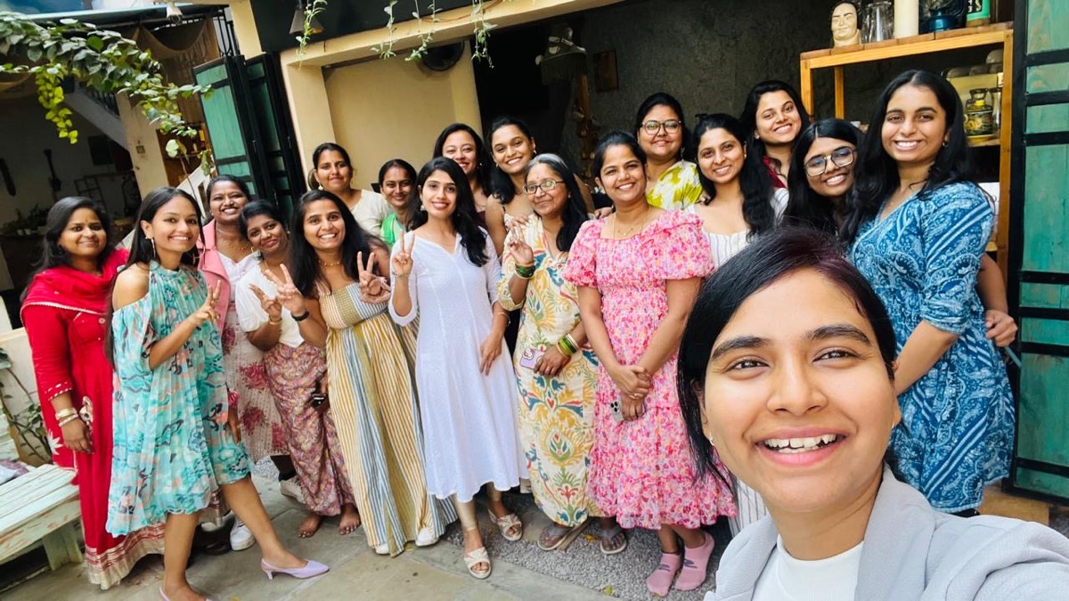A big group of Harsham women smiling together